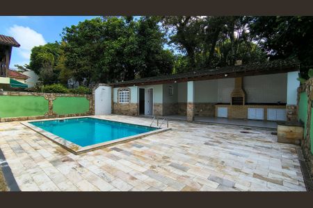 Casa de condomínio à venda com 228m², 4 quartos e 2 vagas Casa de condomínio à venda com 228m², 4 quartos e 2 vagasQuintal