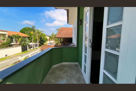 Casa de condomínio à venda com 228m², 4 quartos e 2 vagas Casa de condomínio à venda com 228m², 4 quartos e 2 vagasVaranda da Suíte 1