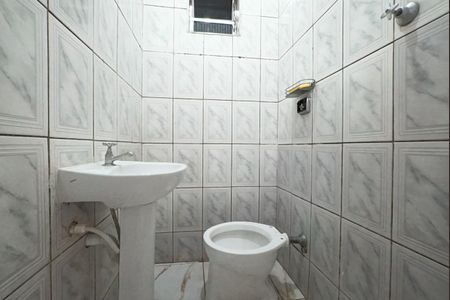 Banheiro de kitnet/studio para alugar com 1 quarto, 28m² em Liberdade, São Paulo