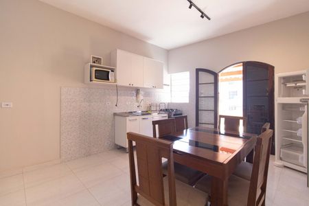 Sala e cozinha de casa para alugar com 2 quartos, 80m² em Jardim da Gloria, São Paulo