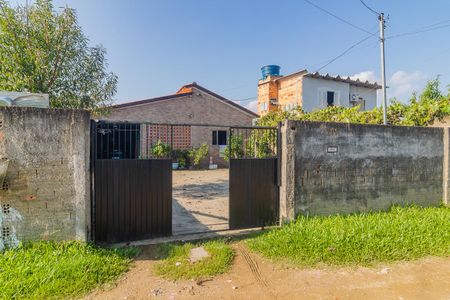 Casa à venda com 110m², 2 quartos e 2 vagas Casa à venda com 110m², 2 quartos e 2 vagasFachada