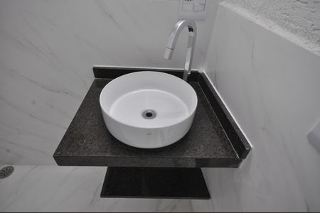 Banheiro de casa para alugar com 1 quarto, 30m² em Parque Edu Chaves, São Paulo