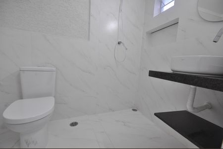 Banheiro de casa para alugar com 1 quarto, 30m² em Parque Edu Chaves, São Paulo