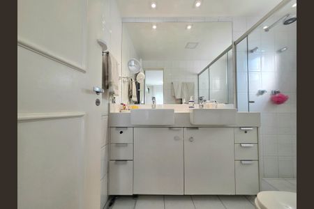 Apartamento à venda com 128m², 3 quartos e 3 vagasBanheiro da Suíte 1