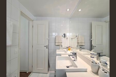 Apartamento à venda com 128m², 3 quartos e 3 vagasBanheiro da Suíte 1