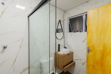 Banheiro de casa para alugar com 1 quarto, 50m² em Vila Nova Galvão, São Paulo