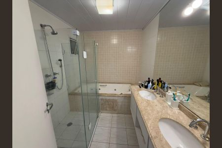 Casa de condomínio para alugar com 173m², 3 quartos e 3 vagasBanheiro