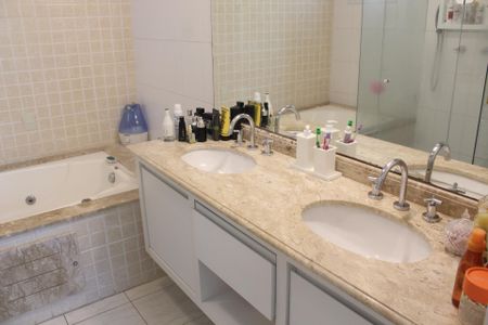 Casa de condomínio para alugar com 173m², 3 quartos e 3 vagasBanheiro