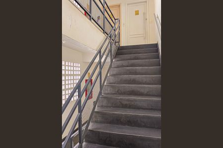 Apartamento para alugar com 20m², 2 quartos e 1 vaga Apartamento para alugar com 20m², 2 quartos e 1 vagaEscada