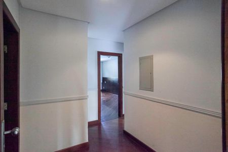 Casa para alugar com 678m², 5 quartos e 6 vagasCorredor