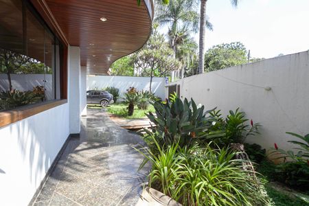 Casa para alugar com 678m², 5 quartos e 6 vagasEntrada