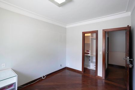 Casa para alugar com 678m², 5 quartos e 6 vagasSuíte 4