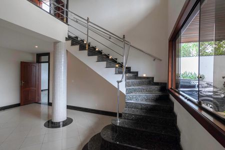 Casa para alugar com 678m², 5 quartos e 6 vagasEscada