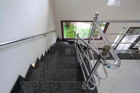 Casa para alugar com 678m², 5 quartos e 6 vagasEscada