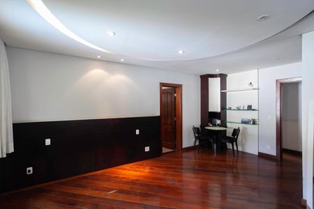 Casa para alugar com 678m², 5 quartos e 6 vagasSuíte 5