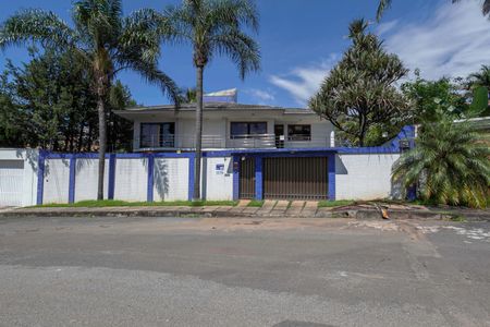 Casa para alugar com 678m², 5 quartos e 6 vagasFachada