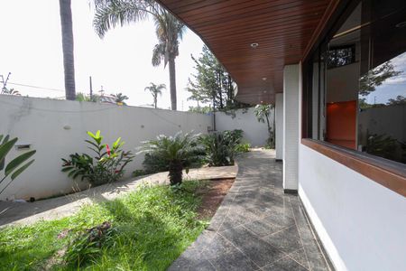 Casa para alugar com 678m², 5 quartos e 6 vagasEntrada