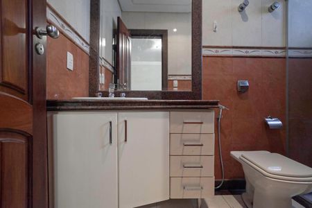 Casa para alugar com 678m², 5 quartos e 6 vagasBanheiro da suíte 1