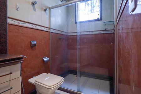 Casa para alugar com 678m², 5 quartos e 6 vagasBanheiro da suíte 1