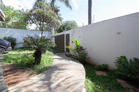 Casa para alugar com 678m², 5 quartos e 6 vagasEntrada