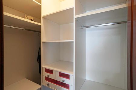 Casa para alugar com 678m², 5 quartos e 6 vagasCloset da suíte 4