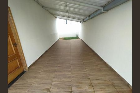 Garagem coberta de casa para alugar com 2 quartos, 100m² em Novo Mundo, Uberlândia