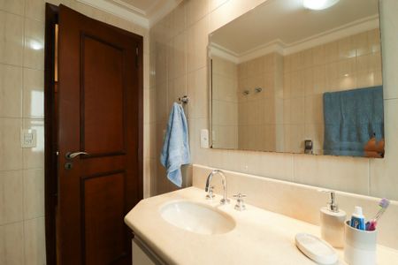 Apartamento à venda com 240m², 3 quartos e 4 vagasBanheiro da Suíte 1