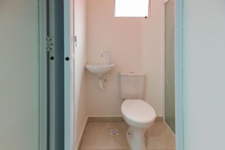 Banheiro de kitnet/studio para alugar com 1 quarto, 21m² em Vila Butantã, São Paulo