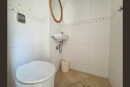 Casa de condomínio para alugar com 160m², 3 quartos e 2 vagasBanheiro de serviço