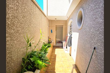 Casa à venda com 108m², 3 quartos e 2 vagas Casa à venda com 108m², 3 quartos e 2 vagasCorredor