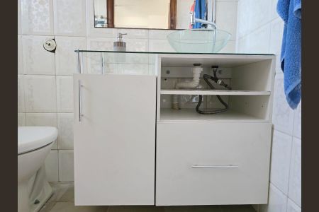 Casa à venda com 108m², 3 quartos e 2 vagas Casa à venda com 108m², 3 quartos e 2 vagasBanheiro social