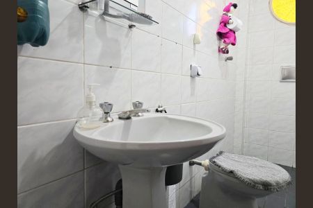 Casa à venda com 108m², 3 quartos e 2 vagas Casa à venda com 108m², 3 quartos e 2 vagasBanheiro social