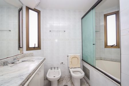 Apartamento à venda com 138m², 3 quartos e 3 vagas Apartamento à venda com 138m², 3 quartos e 3 vagasBanheiro da suite