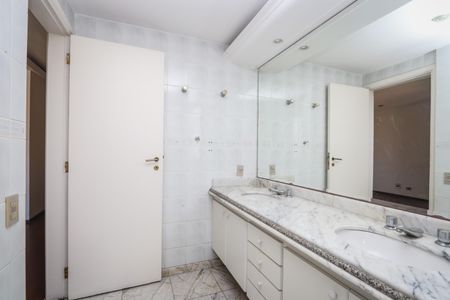 Apartamento à venda com 138m², 3 quartos e 3 vagas Apartamento à venda com 138m², 3 quartos e 3 vagasBanheiro da suite