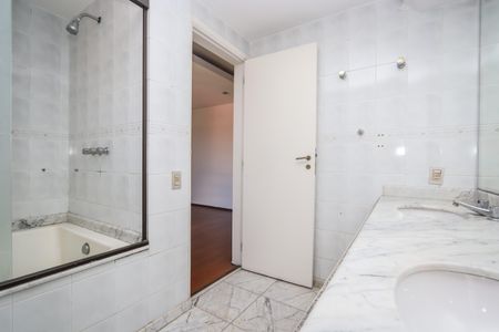 Apartamento à venda com 138m², 3 quartos e 3 vagas Apartamento à venda com 138m², 3 quartos e 3 vagasBanheiro da suite