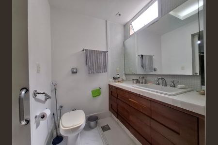 Apartamento à venda com 110m², 2 quartos e sem vaga Apartamento à venda com 110m², 2 quartos e sem vagaBanheiro da suíte