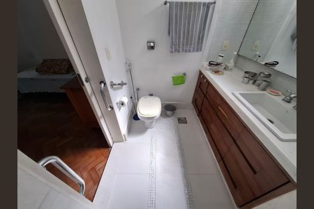 Apartamento à venda com 110m², 2 quartos e sem vaga Apartamento à venda com 110m², 2 quartos e sem vagaBanheiro da suíte