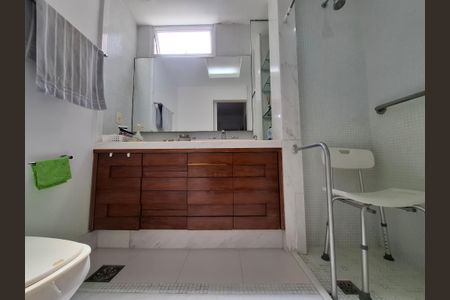 Apartamento à venda com 110m², 2 quartos e sem vaga Apartamento à venda com 110m², 2 quartos e sem vagaBanheiro da suíte