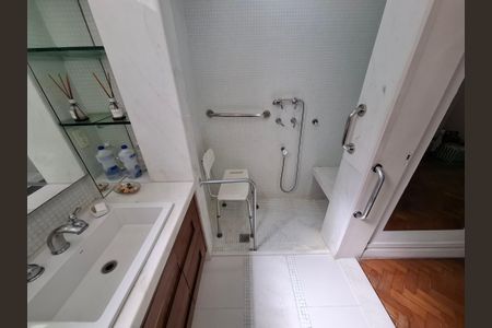 Apartamento à venda com 110m², 2 quartos e sem vaga Apartamento à venda com 110m², 2 quartos e sem vagaBanheiro da suíte