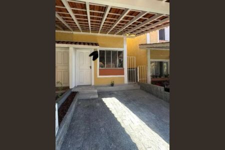 Casa de condomínio para alugar com 70m², 2 quartos e 2 vagas Casa de condomínio para alugar com 70m², 2 quartos e 2 vagasFachada