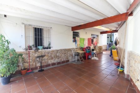 Casa à venda com 250m², 4 quartos e 3 vagas Casa à venda com 250m², 4 quartos e 3 vagasQuintal - Garagem