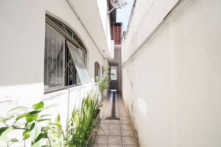 Casa à venda com 176m², 4 quartos e 6 vagas Casa à venda com 176m², 4 quartos e 6 vagasCorredor