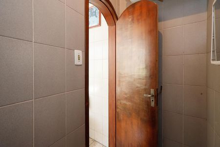 Casa à venda com 176m², 4 quartos e 6 vagas Casa à venda com 176m², 4 quartos e 6 vagasBanheiro 2