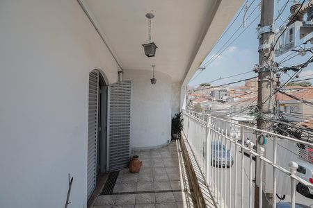 Casa à venda com 176m², 4 quartos e 6 vagas Casa à venda com 176m², 4 quartos e 6 vagasVaranda