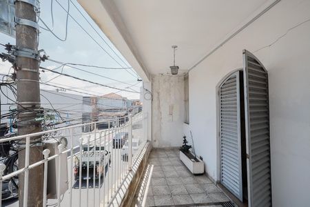 Casa à venda com 176m², 4 quartos e 6 vagas Casa à venda com 176m², 4 quartos e 6 vagasVaranda