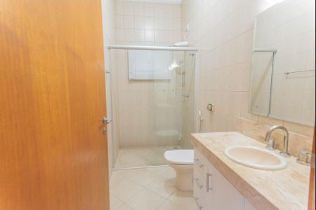 Casa de condomínio para alugar com 422m², 4 quartos e 4 vagasBanheiro