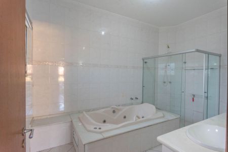 Casa de condomínio para alugar com 422m², 4 quartos e 4 vagasBanheiro da Suíte 1