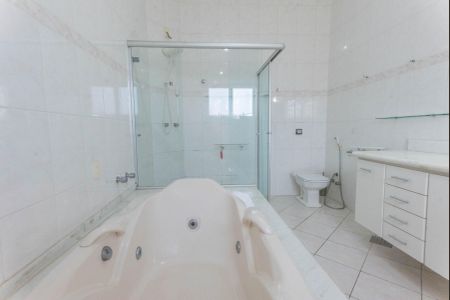 Casa de condomínio para alugar com 422m², 4 quartos e 4 vagasBanheiro da Suíte 1