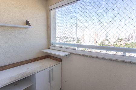 Apartamento à venda com 66m², 2 quartos e 2 vagasVaranda da suíte 