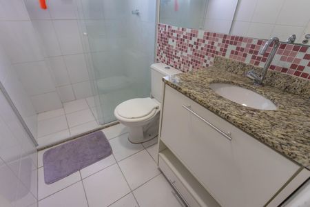 Apartamento à venda com 66m², 2 quartos e 2 vagasBanheiro social 